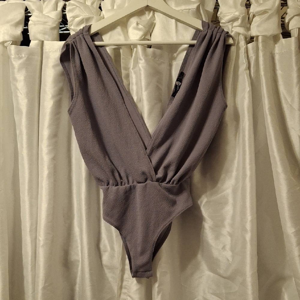 Boohoo Lavender V-Neck Bodysuit 8 💜💜💜💜